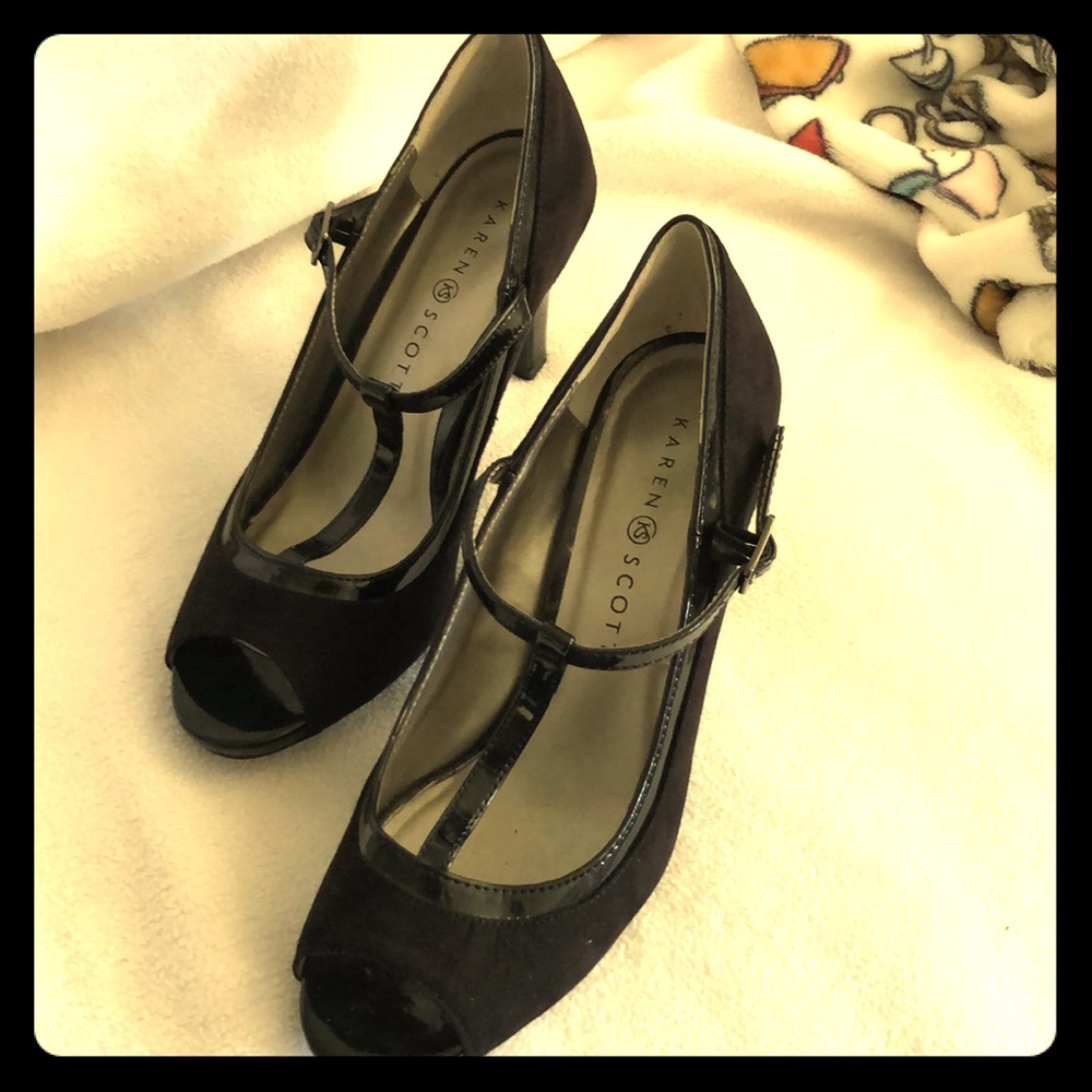 Karen Scott Black peep toe pumps!